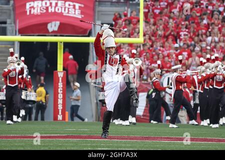 Madison, WISCONSIN, Stati Uniti. 4 settembre 2021. Drum Major della Wisconsin Badger Marching Band prepartita della NCAA Football game tra i Penn state Nittany Lions e i distintivi del Wisconsin al Camp Randall Stadium di Madison, WISCONSIN. Darren Lee/CSM/Alamy Live News Foto Stock