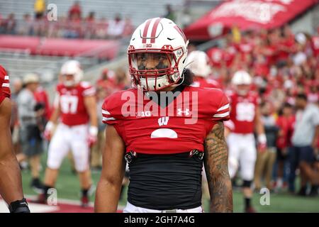 Madison, WISCONSIN, Stati Uniti. 4 settembre 2021. I distintivi del Wisconsin che running back Chez Mellusi (6) pre-partita della partita di football NCAA tra i leoni della Nittany dello stato del Penn e i distintivi del Wisconsin al Camp Randall Stadium di Madison, WISCONSIN. Darren Lee/CSM/Alamy Live News Foto Stock