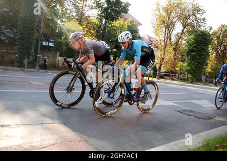 Bucarest, Romania. 5 settembre 2021. I ciclisti gareggiano durante la fase finale della gara ciclistica di Romania 2021 a Bucarest, Romania, 5 settembre 2021. Credit: Gabriel Petrescu/Xinhua/Alamy Live News Foto Stock