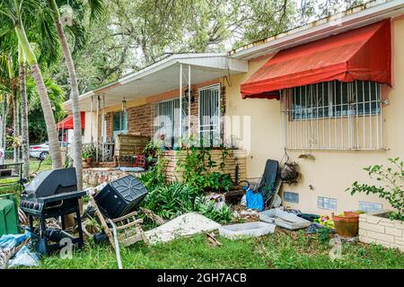 Miami Florida,Little Havana,casa residenza, cortile rifiuti trascurato esterno sporco tenda spazzatura eyesore Foto Stock