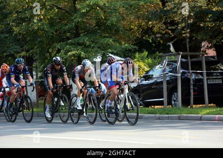 Bucarest, Romania. 5 settembre 2021. I ciclisti gareggiano durante la fase finale della gara ciclistica di Romania 2021 a Bucarest, Romania, 5 settembre 2021. Credit: Gabriel Petrescu/Xinhua/Alamy Live News Foto Stock