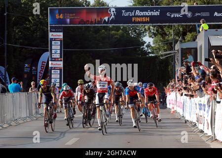 Bucarest, Romania. 5 settembre 2021. Patryk Stosz (davanti) del Voster ATS Team celebra la vittoria della tappa finale della gara ciclistica di Romania 2021 a Bucarest, Romania, 5 settembre 2021. Credit: Gabriel Petrescu/Xinhua/Alamy Live News Foto Stock