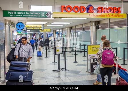 New York City, NY NYC, Queens, LaGuardia Airport LGA terminal, interni passeggeri aerei viaggiatori che effettuano voli di coincidenza Foto Stock