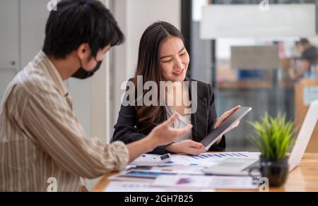 Business People analysis report grafici riepilogativi delle spese operative aziendali e dei dati di lavoro relativi al bilancio aziendale. Business Foto Stock