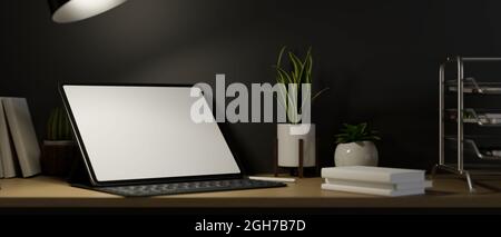 Ambiente di lavoro moderno ed elegante con schermo bianco per tablet digitale in serata, luce dalla lampada da tavolo, ufficio scuro, sfondo nero, rendering 3d, 3D il Foto Stock
