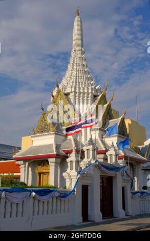 Wat Lak Mueang o il Santuario del pilastro della città contiene il pilastro della città di Bangkok, stabilito dal re Rama i il 21 aprile 1782 per fondare Bangkok. Foto Stock
