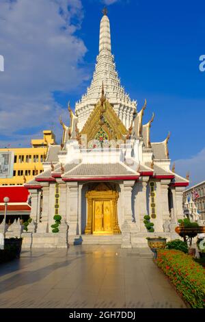 Wat Lak Mueang o il Santuario del pilastro della città contiene il pilastro della città di Bangkok, stabilito dal re Rama i il 21 aprile 1782 per fondare Bangkok. Foto Stock