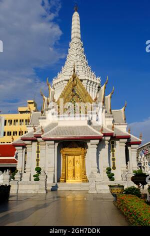 Wat Lak Mueang o il Santuario del pilastro della città contiene il pilastro della città di Bangkok, stabilito dal re Rama i il 21 aprile 1782 per fondare Bangkok. Foto Stock