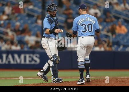 St. Petersburg, FL. USA; il ricevitore dei Tampa Bay Rays Mike Zunino (10) consegna la palla al lanciatore di rilievo dei Tampa Bay Rays David Robertson (30) durante una partita di baseball della Major League contro i Minnesota Twins, domenica 5 settembre 2021, al Tropicana Field. I Twins hanno battuto i Rays 6-5. (Kim Hukari/immagine dello sport) Foto Stock