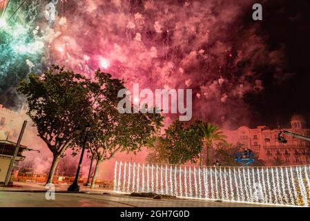 Fuochi d'artificio illuminano il cielo durante la notte di la Crema alla Plaza del Ayuntamiento di Valencia. La Crema ('bruciato') è l'atto di incendiare i monumenti di cartone o legno (in questo caso le Fallas) durante le festività in varie città intorno alla Comunità Valenciana (Spagna). Con l'incendio dei monumenti, segna la fine della festa. Il Fallas, il festival più famoso di Valencia, si celebra dall'1 al 5 settembre 2021 con restrizioni dovute alla pandemia causata da Covid19. (Foto di Xisco Navarro/SOPA Images/Sipa USA) Foto Stock