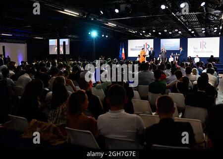 Visione generale con il pubblico, dove Gerard Larcher, presidente del senato francese, membro del partito di destra francese Les Republicains (LR), con Christian Jacob e Annie Genevard, parla durante l'annuale 'Campus des Jeunes Republicains' (Campus dei giovani repubblicani) tenuto al Parc Floral di Parigi, Francia il 5 settembre 2021. Foto di Victor Joly/ABACAPRESS.COM Foto Stock