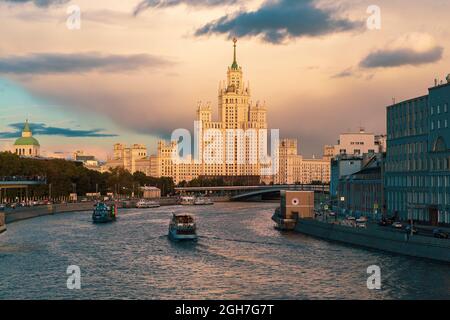 MOSCA, RUSSIA - Settembre 4,2021: Vista sul lungofiume di Moskvoretskaya e l'alto edificio sul terrapieno di Kotelnicheskaya e sul fiume Moskva. Paesaggio urbano estivo da barca da viaggio. Foto di alta qualità Foto Stock