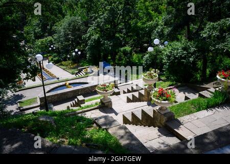 Vicolo centrale con una scala ripida, aiuole di fiori, fontane e sculture in un parco nella città di Zheleznovodsk nel Caucaso in Russia Foto Stock