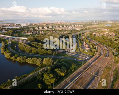 Vista aerea di un'autostrada infrastrutturale con le auto che la percorreranno Foto Stock