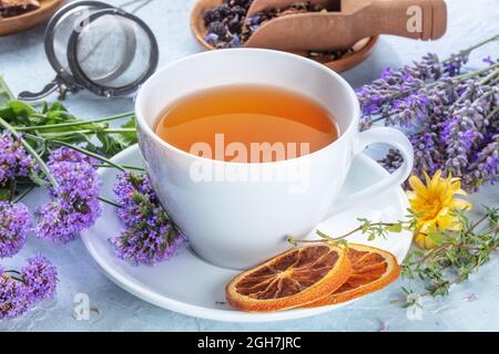 Tè con erbe, fiori e frutta, sano rimedio biologico. Con arancia e lavanda Foto Stock