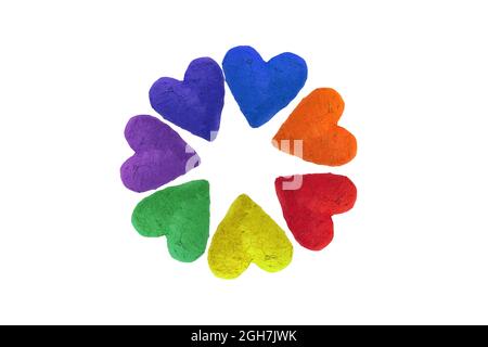 cuori di carta fatti a mano in colori arcobaleno, isolati su sfondo bianco Foto Stock