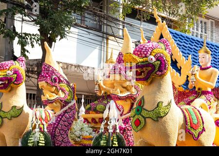 Dettagli di creature mistiche decorate con fiori freschi su un galleggiante utilizzato nelle sfilate del Festival dei Fiori di febbraio nella città di Chiangmai, Thailandia. Foto Stock