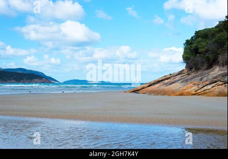 Bellissima spiaggia normanna al promontorio di Wilsons, Australia. Foto Stock