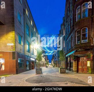 Rose Street ha alcuni bar, ristoranti e negozi incredibili nel centro di Edimburgo, Scozia, Regno Unito Foto Stock