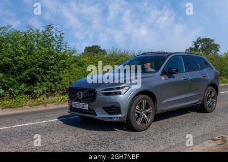 2021 grigio Volvo XC60 R-Design B5 MHEV Auto Momentum 169 cc diesel elettrico SUV Foto Stock