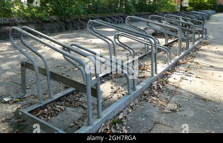 Diverse file di cavalletti per biciclette vuoti. Visto nel campus di una scuola olandese Foto Stock