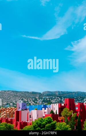 Calpe, Spagna - 2 agosto 2021: Una vista del colorato edificio la Muralla Roja, a Calpe, Spagna, un edificio di appartamenti progettato da Ricardo Bofill e. Foto Stock