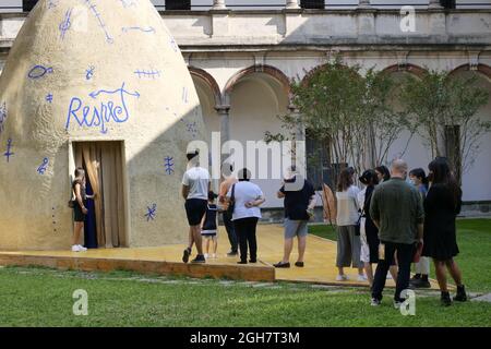 I popoli dell'università statale, alla settimana fuori Salone International Design di Milano, Lombardia, Italia Foto Stock