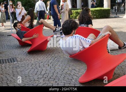 I popoli dell'università statale, alla settimana fuori Salone International Design di Milano, Lombardia, Italia Foto Stock