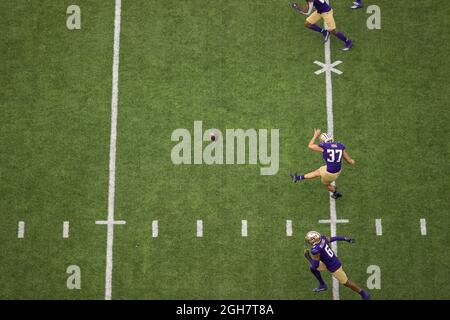 Washington Huskies Place, il calciatore Tim Horn (37) inizia dopo la metà durante il terzo trimestre di una partita di football dell'NCAA College contro il Montana G. Foto Stock