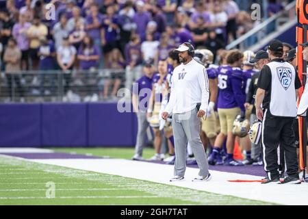 L'allenatore di Washington Huskies Jimmy Lake si mette in campo durante il terzo trimestre di una partita di football dell'NCAA College contro i Montana Grizzlies, Foto Stock