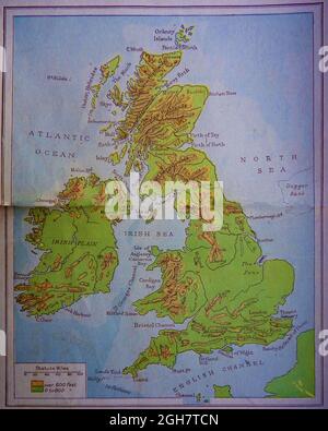 Una mappa del 1914 (WWI) delle isole britanniche (Inghilterra, Scozia, Galles e Irlanda del Nord più la Repubblica d'Irlanda (fisica) che mostra la città principale e i fiumi, le colline, le montagne e le distanze in miglia statutarie. Foto Stock