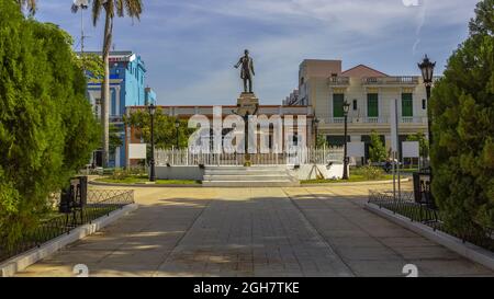 MATANZAS, CUBA - 02 agosto 2021: Una piazza centrale con una statua di bronzo di Jose Marti a Matanzas, Cuba Foto Stock