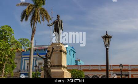 MATANZAS, CUBA - 02 agosto 2021: Una piazza centrale con una statua di bronzo di Jose Marti a Matanzas, Cuba Foto Stock