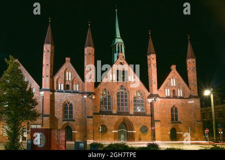 Heiligen Geist Hospital (Holy Spirit Hospital) di Lubeck di notte, una delle più antiche istituzioni sociali esistenti al mondo e un importante histo Foto Stock