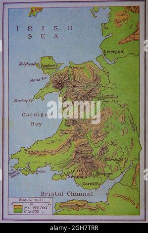 Una mappa del 1914 (WWI) di (fisica) che mostra la città principale e i fiumi, le colline, le montagne (compresi i lavori acquatici di Birmingham e Liverpool alla diga di Vyrnwy; e le distanze in miglia statutarie. Foto Stock