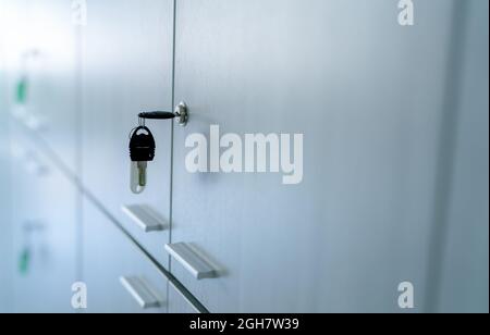 Armadietto con chiave in ufficio. Serratura per armadi con chiave per sistemi di sicurezza e sicurezza nelle strutture pubbliche. Sistema di blocco sicuro per i file dei documenti Foto Stock