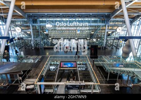 Ingresso alla stazione Lufhavn Gardermoen di Oslo presso l'aeroporto Gardermoen di Oslo, Norvegia, Europa Foto Stock