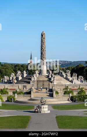 Statue dello scultore norvegese Gustav Vigeland, inclusa la colonna Monolith al Parco Frogner di Oslo, Norvegia Foto Stock