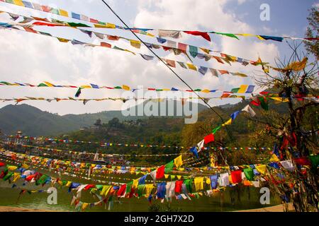 Bandiere di preghiera buddiste che ondano sulle rive del fiume Beas a Manali, Himachal Pradesh, India Foto Stock