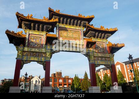 Arch a Chinatown di Liverpool, la più grande al di fuori della Cina Foto Stock