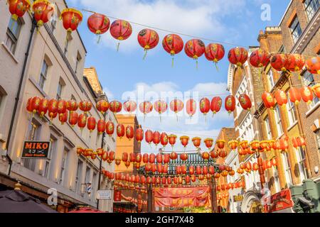 Lanterne cinesi colorate rosse e dorate si stenavano attraverso Gerrard Street a Chinatown nel West End di Londra, nel quartiere City of Westminster W1 Foto Stock