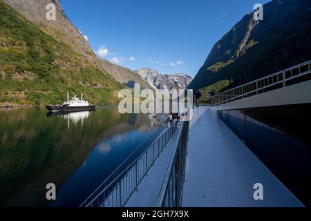 Turisti sul ponte del futuro del Fjords Sightseeing nave come un traghetto passa sulla Nærøyfjord in Norvegia, Europa Foto Stock