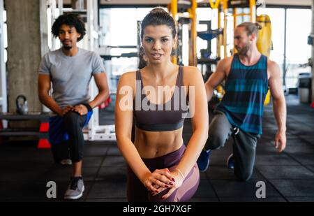 Montare belle persone che lavorano in palestra insieme Foto Stock