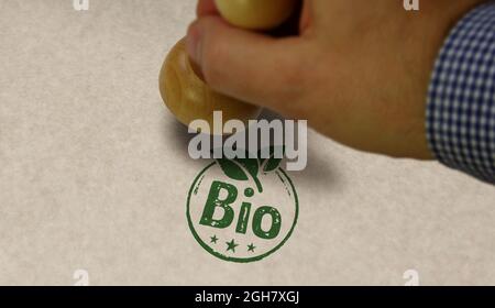 BIO timbro e mano di stampaggio. Ecologia, ambiente, cibo naturale, concetto di dieta biologica e sana. Foto Stock
