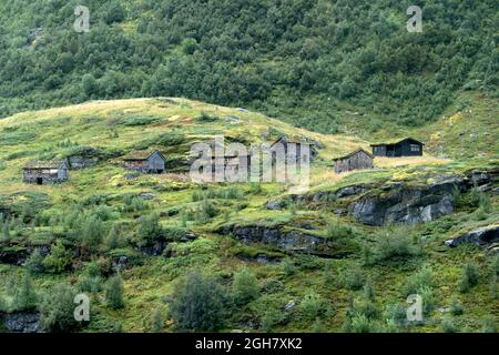 Vecchie case di legno sulle montagne vicino a Geiranger, Norvegia Foto Stock