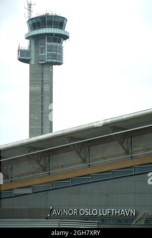 Torre di controllo del traffico aereo all'aeroporto Avinor di Oslo, Norvegia, Europa Foto Stock