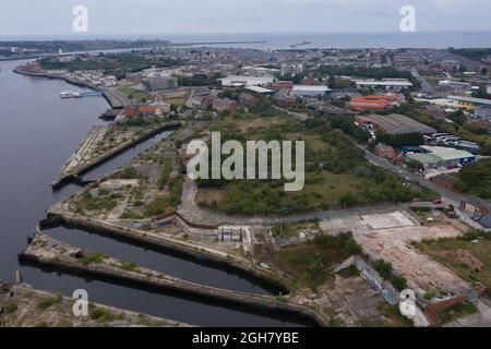 South Shields, Inghilterra, 6 settembre 2021. Una vista aerea del sito Holborn a South Shields. Il South Tyneside Council ha chiesto alla propria autorità di pianificazione di livellare il sito e renderlo sicuro e fattibile per lo sviluppo futuro. I lavori coprono lo sdoganamento del sito, i lavori di terra più importanti, tra cui il riempimento del grande bacino asciutto e la costruzione di nuove strutture lungo il fiume per creare una terra per il successivo sviluppo. Credit: Colin Edwards/Alamy Live News. Foto Stock