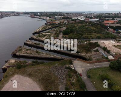 South Shields, Inghilterra, 6 settembre 2021. Una vista aerea del sito Holborn a South Shields. Il South Tyneside Council ha chiesto alla propria autorità di pianificazione di livellare il sito e renderlo sicuro e fattibile per lo sviluppo futuro. I lavori coprono lo sdoganamento del sito, i lavori di terra più importanti, tra cui il riempimento del grande bacino asciutto e la costruzione di nuove strutture lungo il fiume per creare una terra per il successivo sviluppo. Credit: Colin Edwards/Alamy Live News. Foto Stock