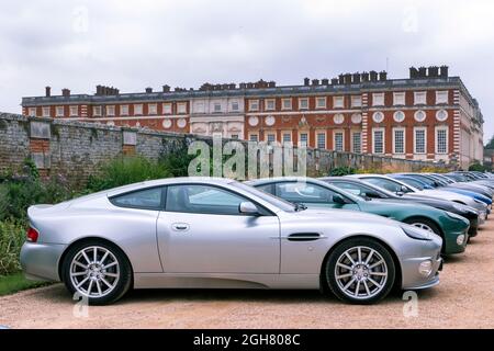 Astom Martin's in mostra all'Hampton Court Concours D' Elegance 2021 Foto Stock