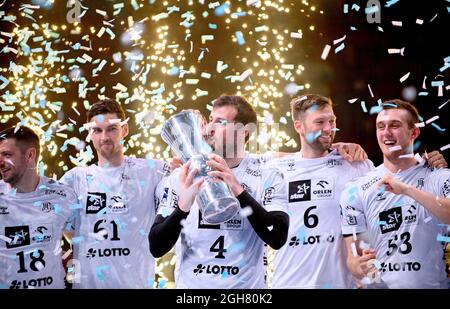 Cerimonia di premiazione, Jubilation Team KI con la coppa che Domagoj DUVNJAK (KI) tiene. Da sinistra a destra Hendrik PEKELER (KI), Domagoj DUVNJAK (KI), Harald REINKIND (KI), Nikola BILYK (KI) Handball Super Cup 2021, THW Kiel (KI) - 2021 Lipdorf, 4 settembre 30/29, in Germania, Lippeden. Â Foto Stock